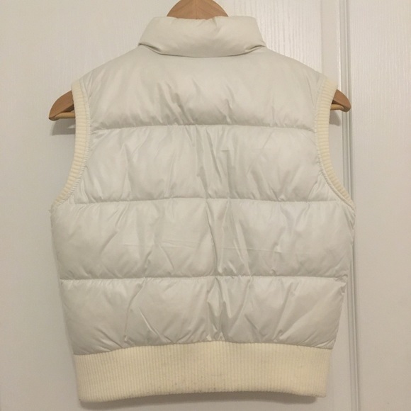 Sleeveless puffer jacket in white - Picture 2 of 4